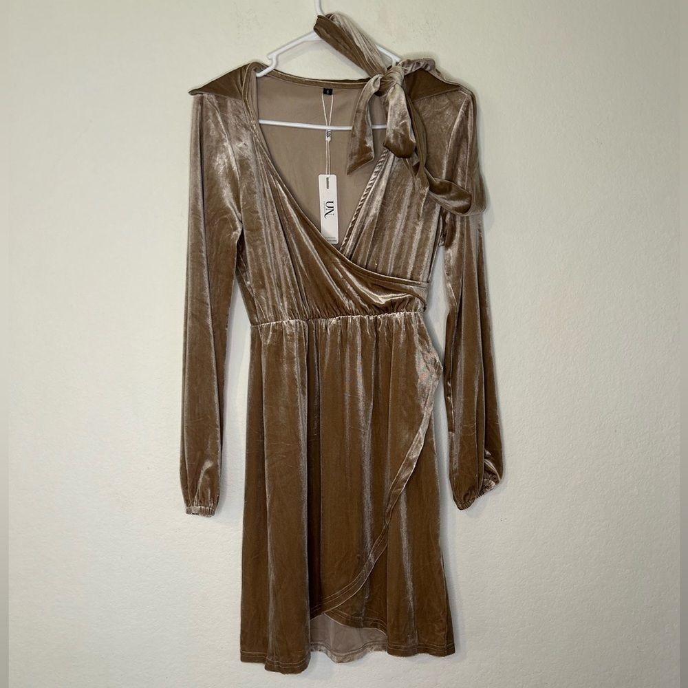 NWT Ultranice Small champagne velvet long-sleeve faux wrap dress with tie